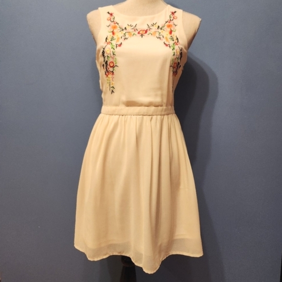 Cream dress with embroidery - Picture 1 of 3
